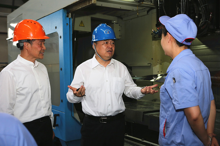郝鹏与九游会J9集团一线生产职员深入交流